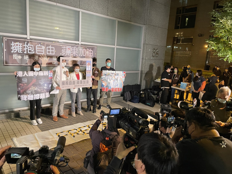 經濟民主連合與台灣公民陣線於14日晚間舉辦「擁抱自由 蘋果加油」晚會，號召各界聲援台灣蘋果日報，並向政府提出訴求。   圖：讀者提供