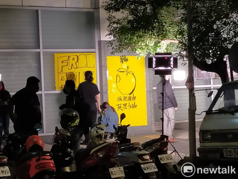香港經濟民主連合與台灣公民陣線於14日晚間舉辦「擁抱自由 蘋果加油」晚會，號召各界聲援台灣蘋果日報。   圖：林盷真攝