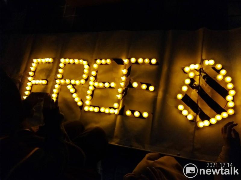 「擁抱自由 蘋果加油」晚會，現場以燭光排出「FREE」字樣。   圖：林冠妙攝