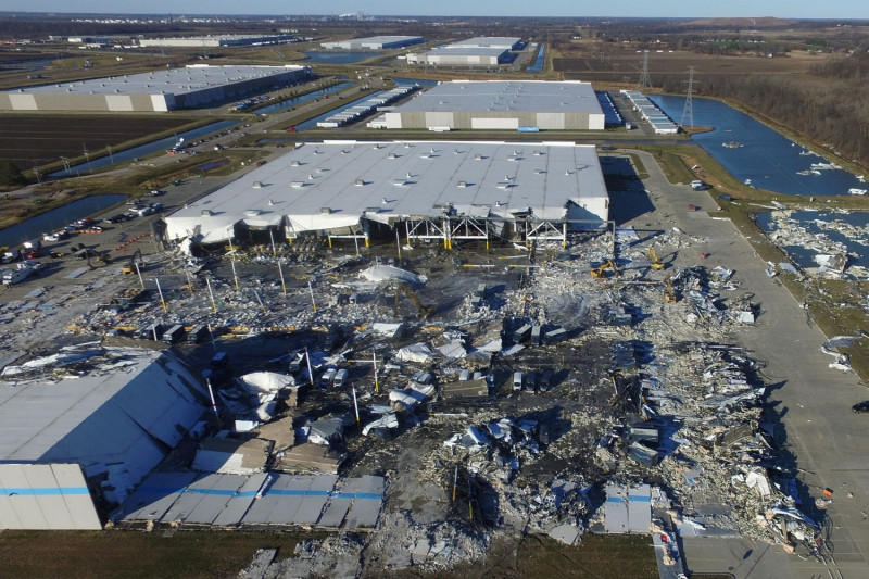美國伊利諾伊州龍捲風襲擊一座大型亞馬遜倉庫倒塌造成 6 名工人死亡。   圖：達志影像/路透社