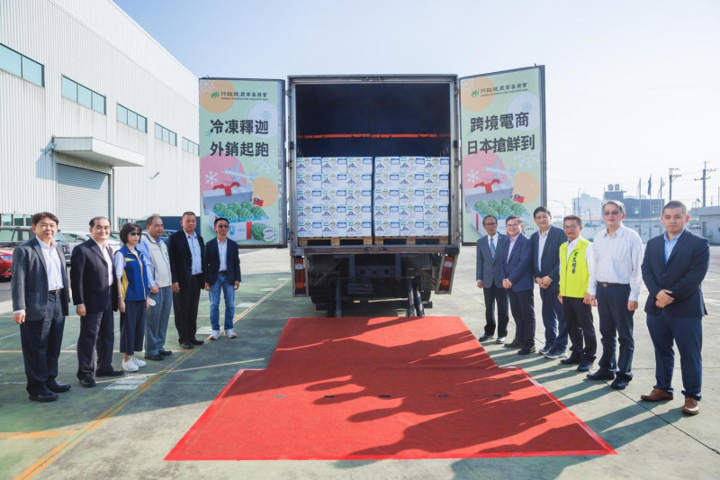 首批1萬箱冷凍鳳梨釋迦今日裝櫃，將於明日空運至日本。   圖：行政院農業委員會／提供