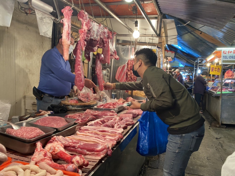 針對美豬進口政策問題，張銘祐與市場豬肉商認為，其實並不會影響消費者購買台灣豬的意願。   圖：張銘祐提供