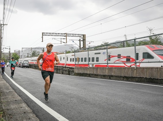 新北市鐵道馬拉松接力賽的追友可享受與火車並肩而跑的獨特體驗。   圖：新北市觀旅局提供
