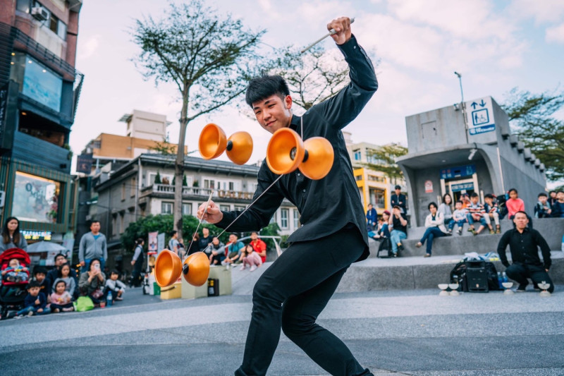 12月31日淡水漁人碼頭觀海廣場將有街頭藝人鄭湧蒼帶來精采的扯鈴表演。   圖：新北市文化局提供
