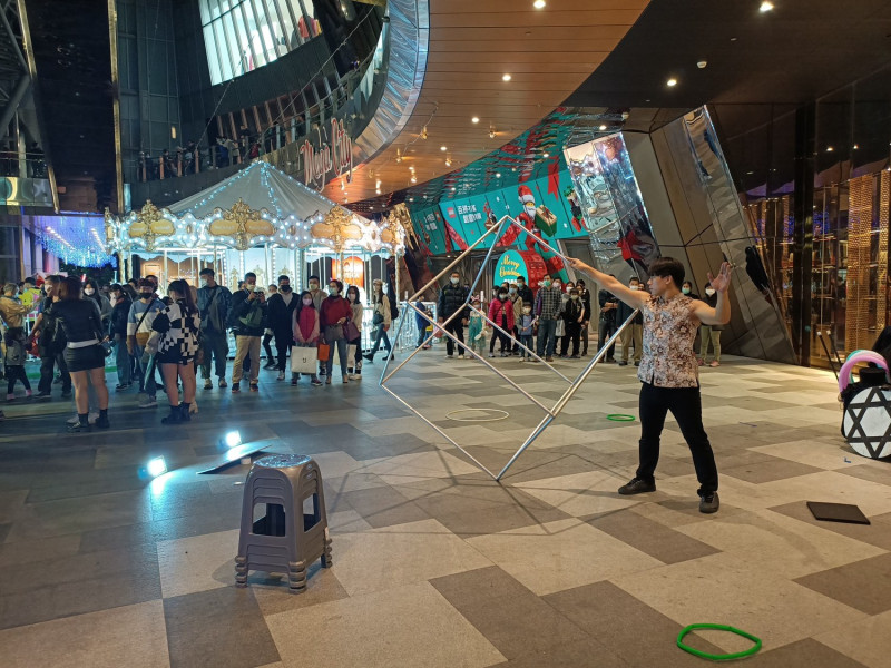 12月31日淡水漁人碼頭觀海廣場將有街頭藝人小冰帶來精采的特技雜技表演。   圖：新北市文化局提供