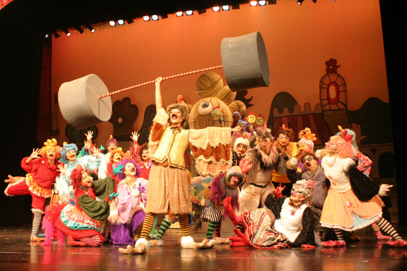 「紙風車劇團」12月31日將帶來百老匯等級的兒童歌舞劇《雞城故事》。   圖：新北市文化局提供