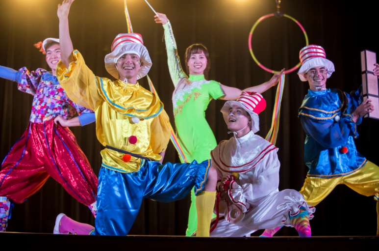 「新象創作劇團」結合傳統雜技、舞蹈、魔術等元素，帶來多元風格的特技表演。   圖：新北市文化局提供