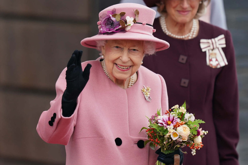 英國女王伊莉莎白二世高齡已經95歲，仍然精神奕奕出席許多活動，但為安全起見，決定取消與王室的耶誕前夕午宴。   圖：翻攝自The Royal Family臉書