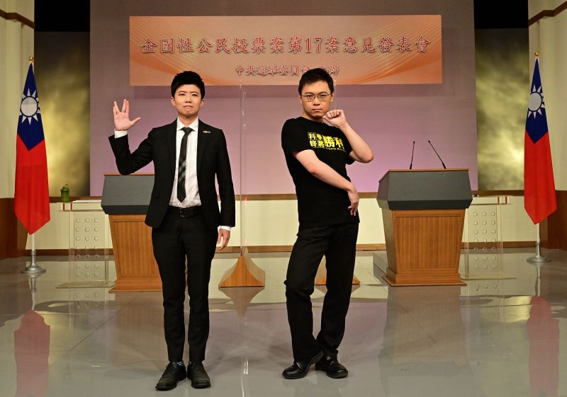 黃士修(右)在公投意見發表會上做出「JoJo立」慘遭網友炮轟。   圖：翻攝自中選會。
