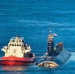 「康乃狄克」號核潛艇的艇艏聲納罩已經被完全拆除，如同「斷頭」。 圖 : 翻攝自美國海軍研究所網站 