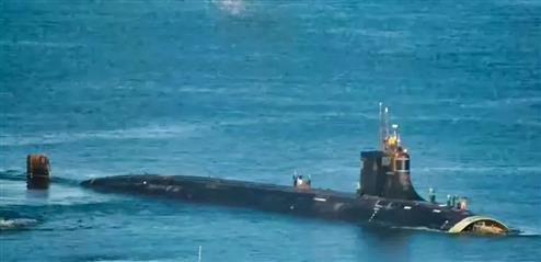 「康乃狄克」號核潛艇的艇艏聲納罩已經被完全拆除，如同「斷頭」。   圖 : 翻攝自美國海軍研究所網站