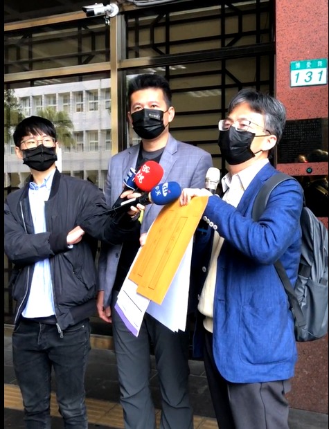 精神科醫師蘇偉碩(右)，今日前往台北地檢署控告陳吉仲涉嫌違反公投法。   圖：翻攝自蘇偉碩臉書