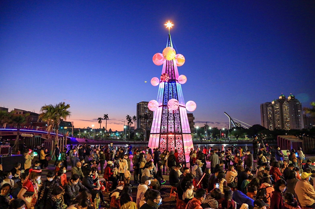 台南河樂廣場的聖誕燈節聖誕樹，   圖：台南市政府／提供