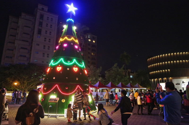 「豐盛之樹─幸福的串連」聖誕樹。   圖：台南市政府／提供