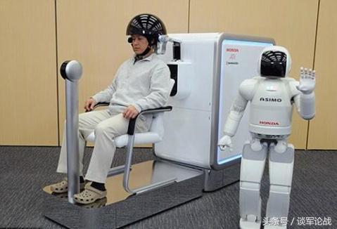 實驗人員以大腦電波操控機器人。   圖 : 翻攝自頭條號/ 談軍論戰