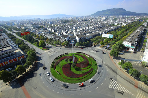 中國文旅部今公告，即日起至明年3月15日，暫停旅行社及旅遊企業經營進出陸地邊境口岸城市（與香港、澳門有口岸相連的除外）的跨省團隊旅遊及「機票+酒店」業務，騰衝市等較出名的邊境旅遊城市預期將受到不小衝擊。   圖：擷取自《北京新浪網》