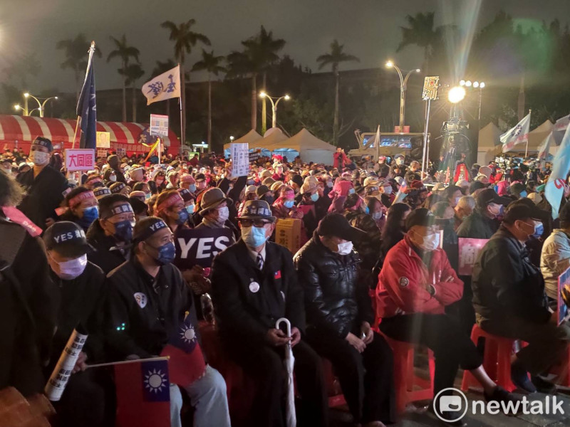 國民黨於自由廣場舉辦公投前的民主守夜活動。   圖：黃建豪/攝