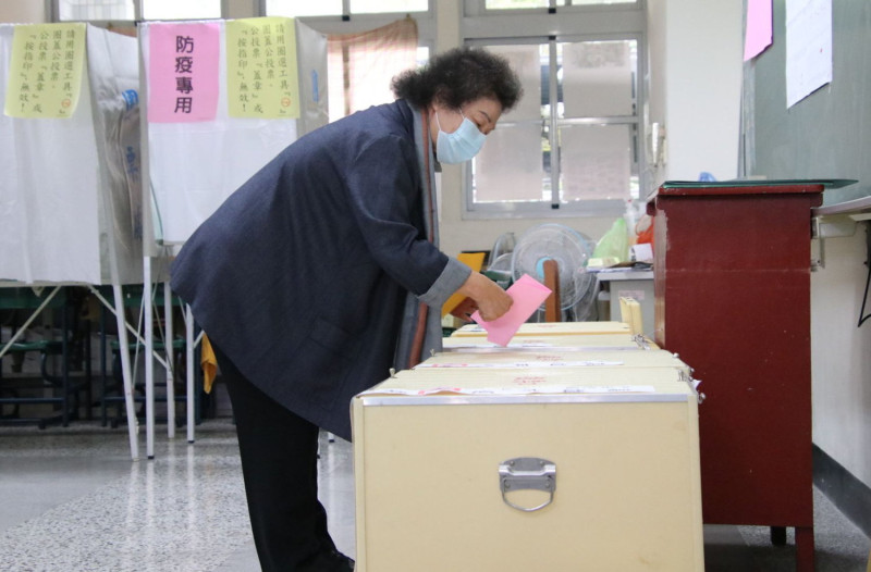 陳菊在高雄市五福國中投下公投票。   圖：孫家銘攝
