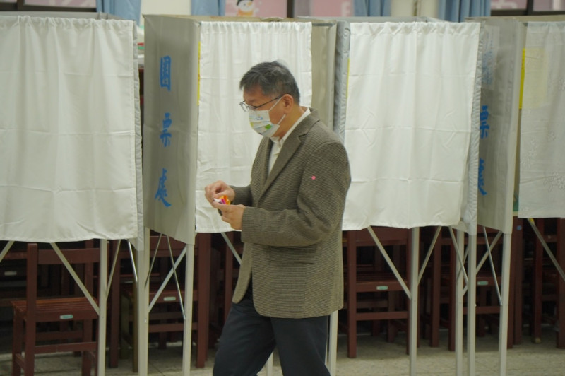 台北市長柯文哲今早赴金甌女中進行投票。   圖：民眾黨提供