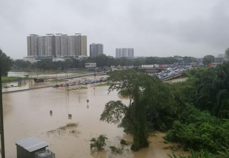 馬來西亞連續大豪雨引發洪水氾濫成災。   圖/取自推特