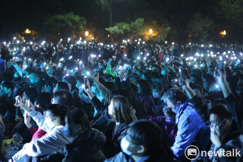「2022台南耶誕跨年系列活動」第一場演唱會「原聲草地音樂會」於新營南瀛綠都心公園登場，近2萬歌迷湧入現場席地而坐觀賞演唱會。   圖：台南市政府提供
