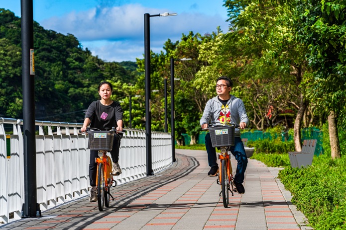 拓寬堤頂步道空間，工程經費約1100萬元，於今(20)日開放通行。   圖：新北市水利局提供