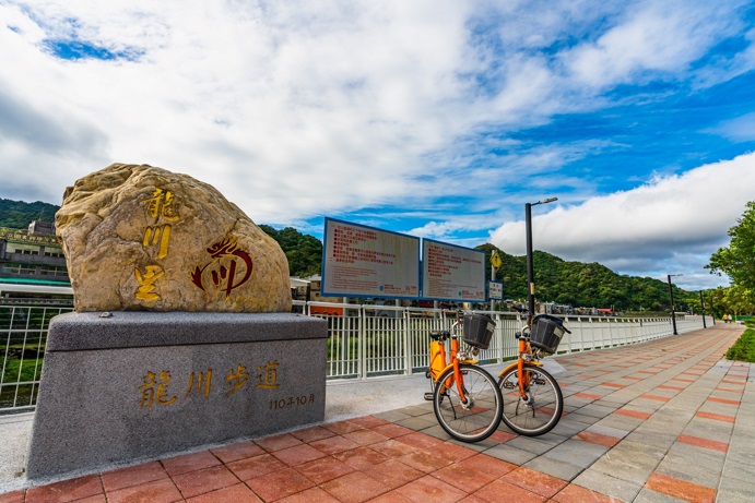 堤頂步道拓寬後，路面平坦舒適。   圖：新北市水利局提供