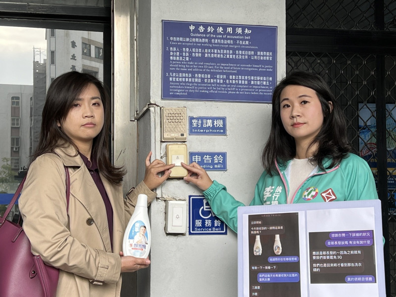 李雨蓁（右）與律師帶著洗衣精到地檢署控告顏寬恒涉賄。   台灣基進/提供