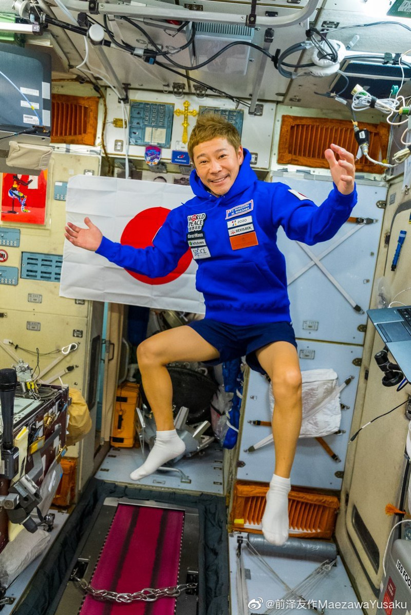 日本億萬富豪前澤友作結束為期12天的太空之旅，從國際太空站返回地球，並於哈薩克中部傑茲卡茲甘著陸。   圖：擷取自前澤友作微博