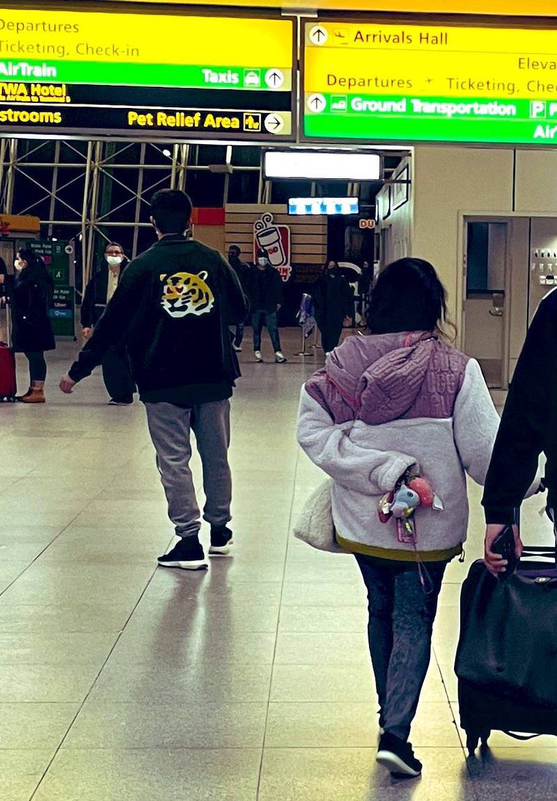 粉絲在紐約機場捕獲休假中的RM，並貼心把「BTS周邊藏身後」。   圖：翻攝自推特