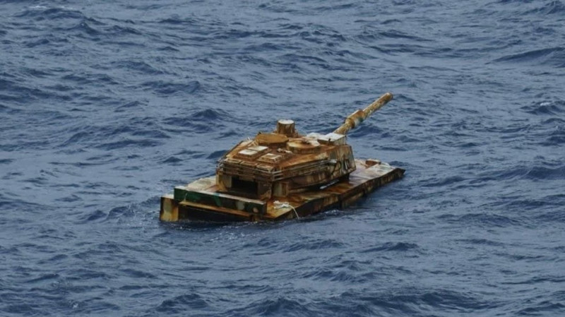 漂浮於印尼納土納群島附近的坦克。   圖：翻攝自社群媒體