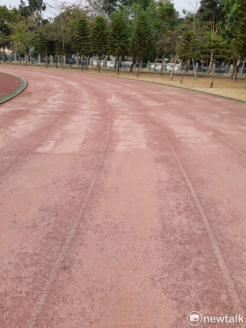 嘉義大學新民校區操場跑道重建之前相當老舊，容易發生運動傷害。   圖：蔡坤龍/攝（資料照）