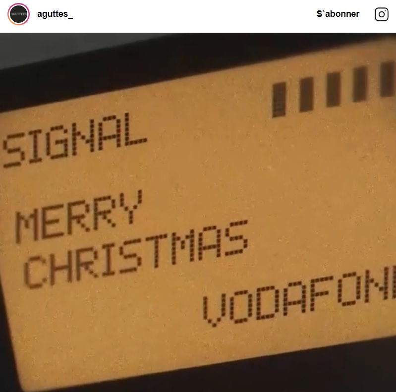 全球第1封的簡訊寫著「MERRY CHRISTMAS」，署名註明「VODAFONE」，由該公司工程師在1992年12月3日發給1位英國經理，保存至今已30年。   圖：翻攝自阿古特斯拍賣行