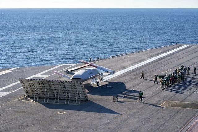 美國海軍宣布，MQ-25A「黃貂魚」無人加油機在「尼米茲級」核動力航空母艦「喬治·布希號(CVN-77)」上的首次驗證工作完成。   圖：翻攝U.S NAVY官網