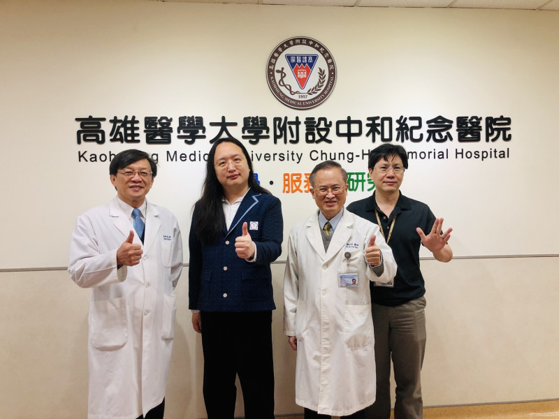 唐鳳(左二)南下高醫主持道安資料發展策略論壇。   圖：高醫公關室提供