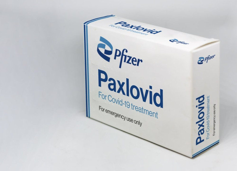 美國食品藥物管理局（FDA）於當地時間 22 日批准輝瑞藥廠（Pfizer Inc.）生產的「Paxlovid」，成為全美第一個獲授權的COVID－19 口服抗病毒藥物。   圖 : 翻攝自OpenSource