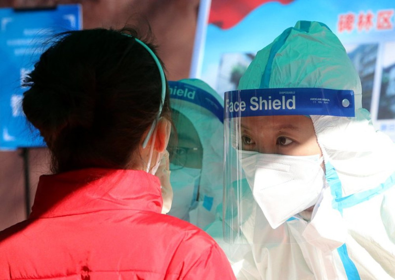 中國新冠肺炎疫情爆發，民眾進行核酸檢測。   圖 : 翻攝自環球網