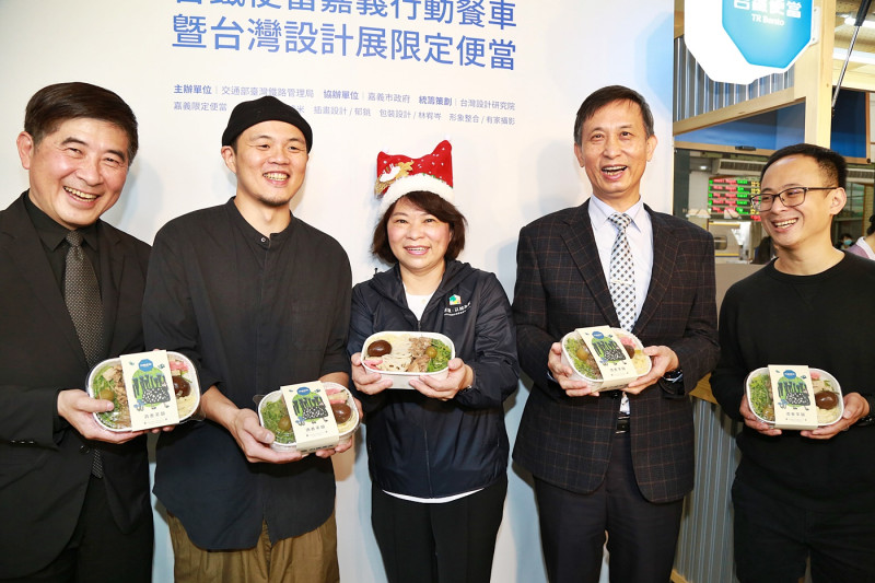 嘉義市政府、台鐵局與台灣設計研究院三方合作，推出「酒香茶韻」台鐵便當。   圖：嘉義市政府/提供