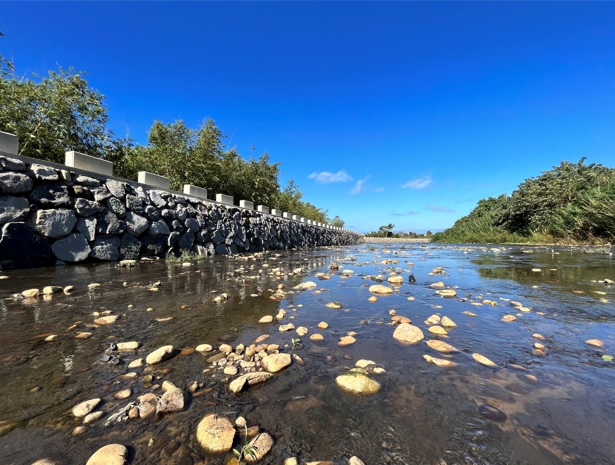 水仙溪左岸設置砌石護岸。   圖：新北市水利局提供