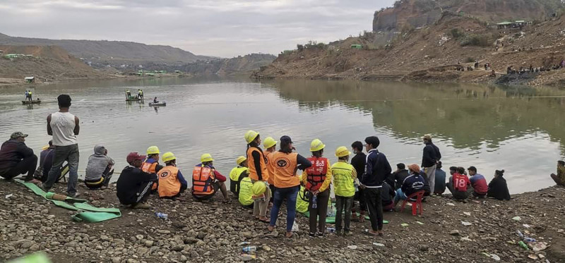 緬甸昨一座翡翠礦山(22日)發生崩塌，救援人員在湖邊搜尋。   圖：達志影像/美聯社