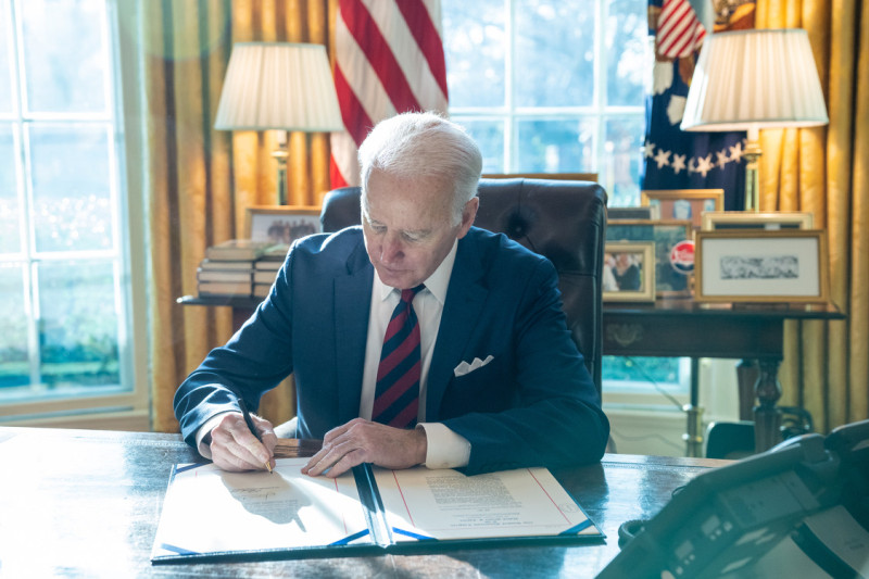 美國總統拜登（Joe Biden） 20 日簽署《 2023 年新冠病毒起源法案》，將解密病毒起源資訊。   圖：翻攝自拜登臉書（示意圖）