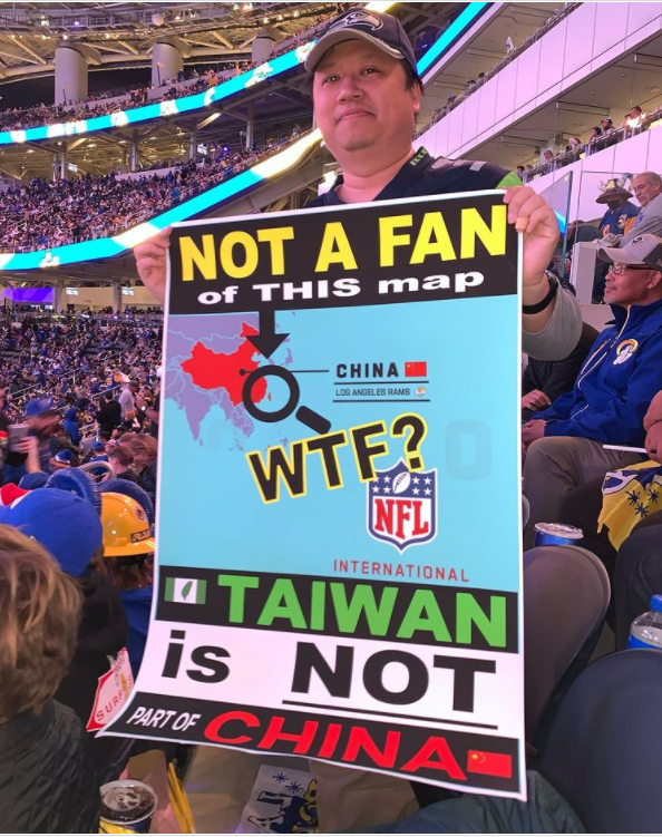 台灣僑民吳兆峯（圖）21日帶著標語到職業美式足球聯盟（NFL）洛杉磯公羊隊（Los Angeles Rams）主場抗議NFL地圖把台灣跟中國用同一個顏色標示。   圖：取自IG @kenstergo