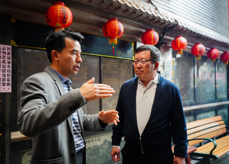 林口區長藍品畯(左)與薛理玉董事長(右)討論幸福便當店運作模式。   圖：林口區公所提供