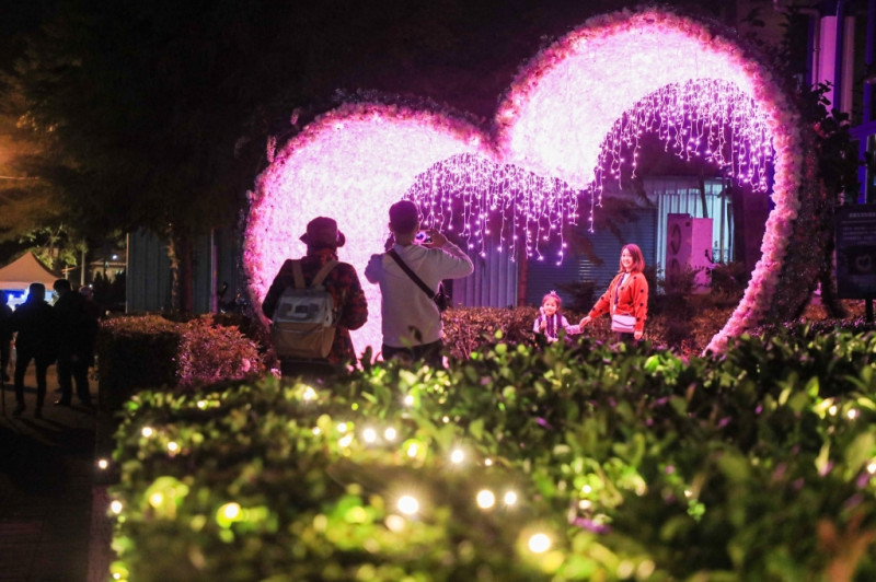 石岡花漾藝術節點燈浪漫極致。   圖：取自台中旅遊網
