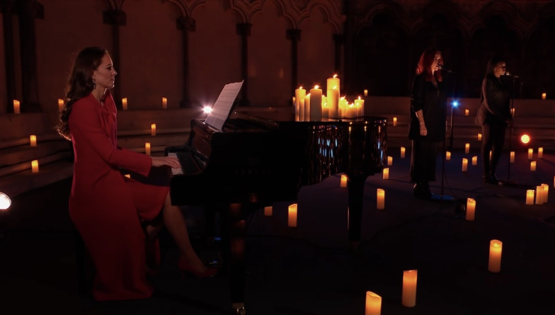 凱特王妃第一次在公開場合秀出她的鋼琴琴藝。   圖：翻攝自歌手沃克（Tom Walker）YouTube