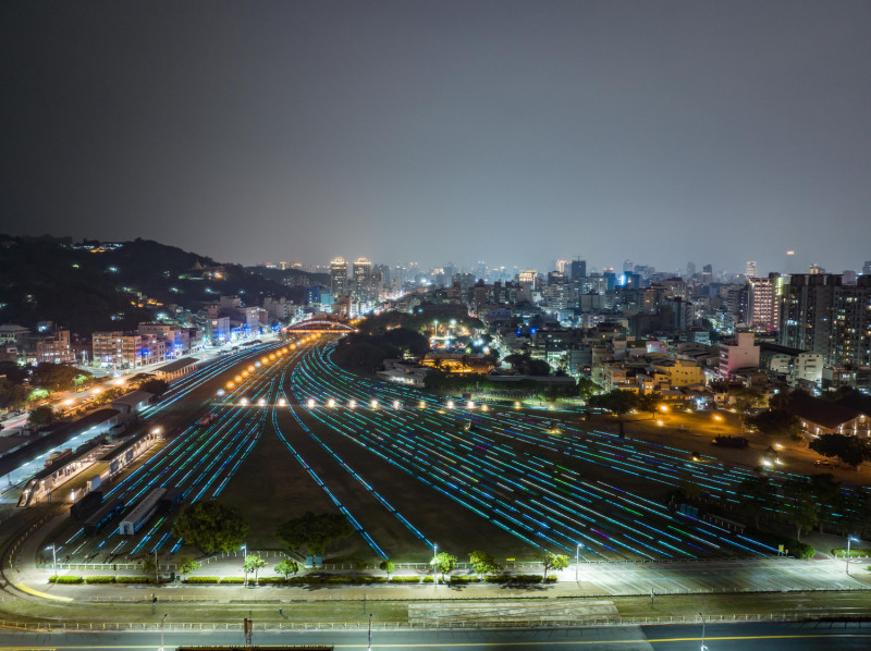 平安夜正式點亮的鐵道主燈「哈瑪星光任務」。   圖：高雄市政府提供