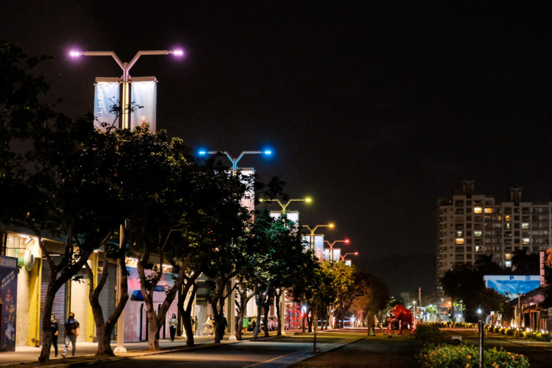 駁二「駁遊路」一整排路燈添加濃濃的節慶色彩。   圖：高雄市政府提供