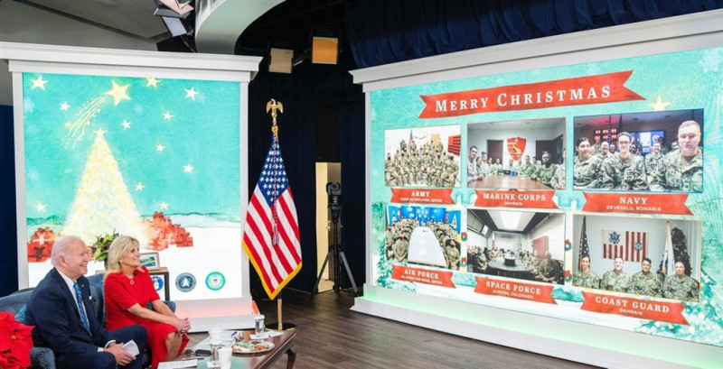 美國總統拜登（左1）25日慶祝總統任上首個耶誕節，對駐紮在國內以及派駐海外基地的美軍發表談話。   （圖取自twitter.com/POTUS）