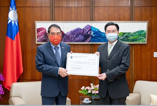 外交部部長吳釗燮 (右) 22日捐贈50萬美元予馬尼拉經濟文化辦事處主席費南德。   圖：外交部提供