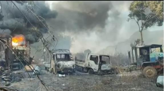 緬甸軍於平安夜大屠殺，車輛被火燒毀。   圖：截自TRT World Now